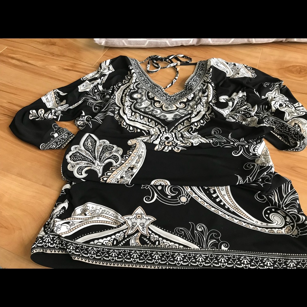 Black and white tunic shirt